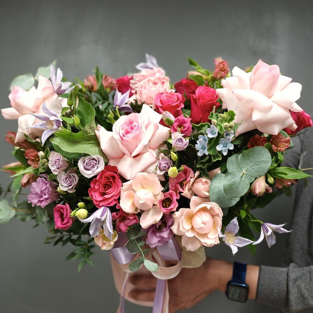 Композиция в шляпной коробке с пионовидными розами, кустовыми розами,клематисом,эустомой,альстромерией