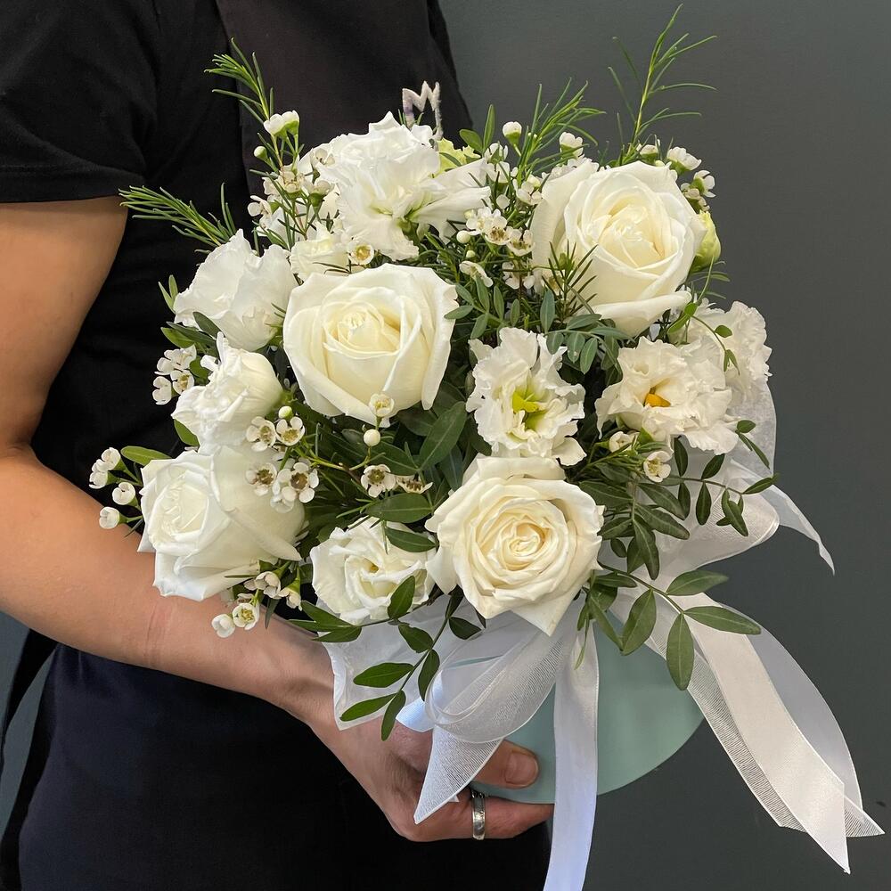 Композиция в шляпной коробке с белыми розами 