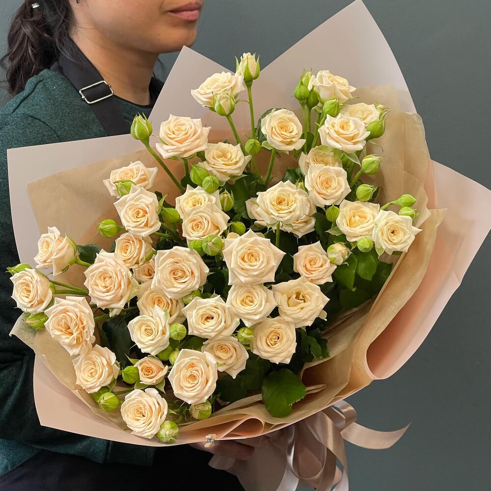 Букет из кремовых кустовых роз 