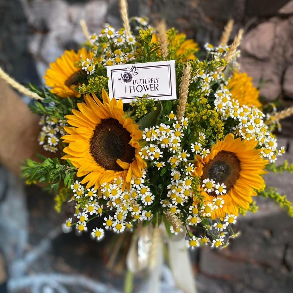 Букет из подсолнухов, матрикарии и солидаго 