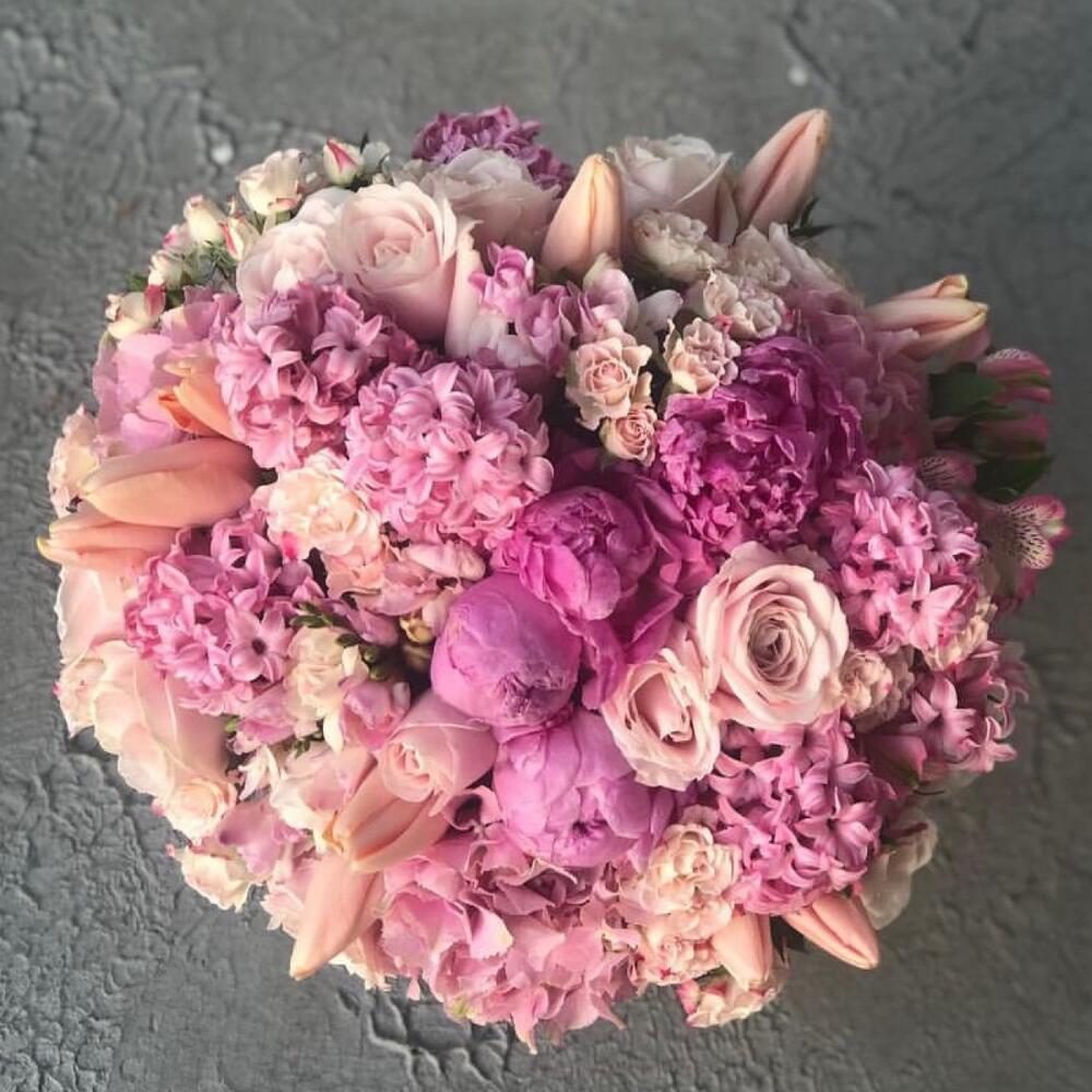 Букет из пионов, гортензий, тюльпанов, сирени и ассорти роз
