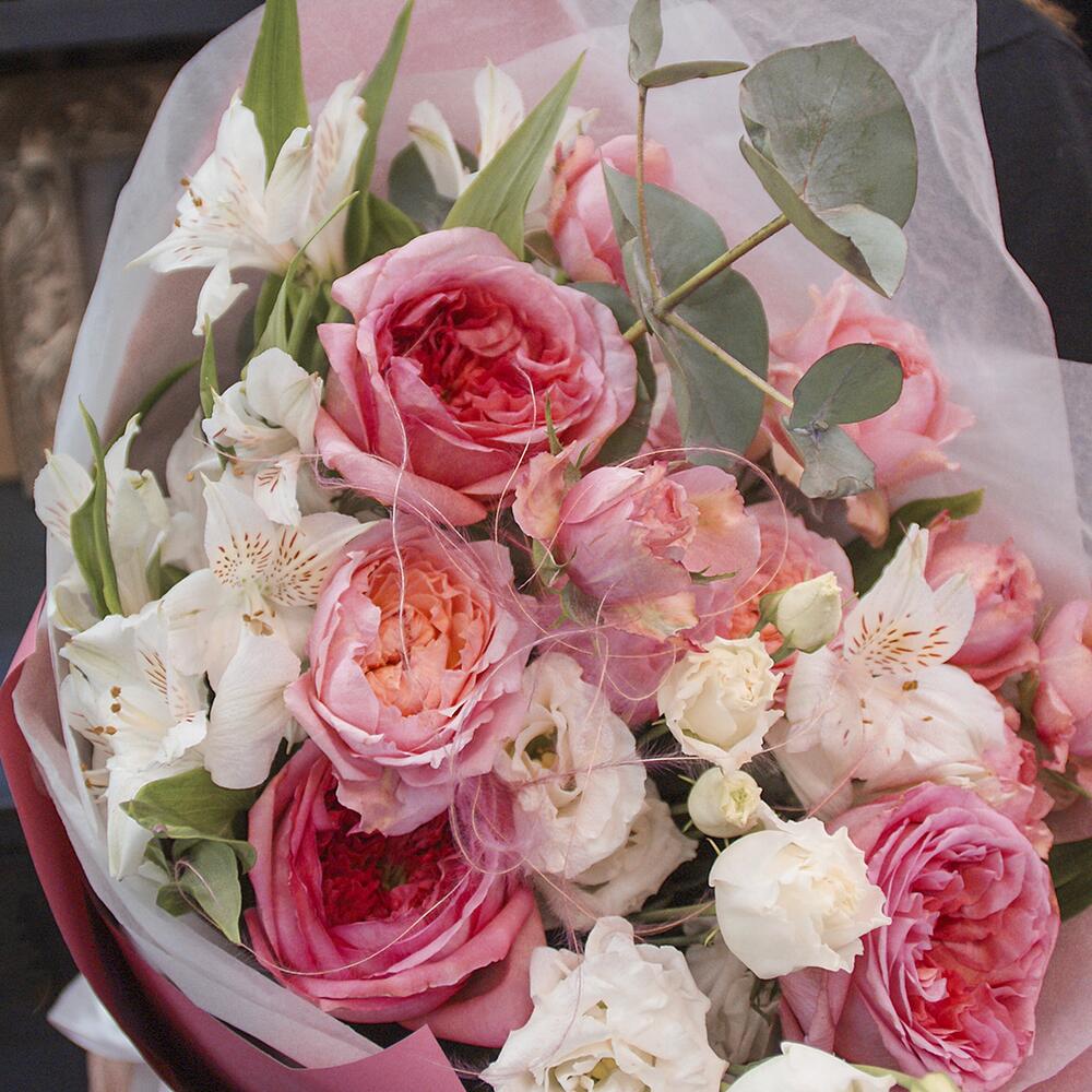Букет из розовой пионовидной розы, эустомы, маттиолы и кустовой пионовидной розы Джульетта