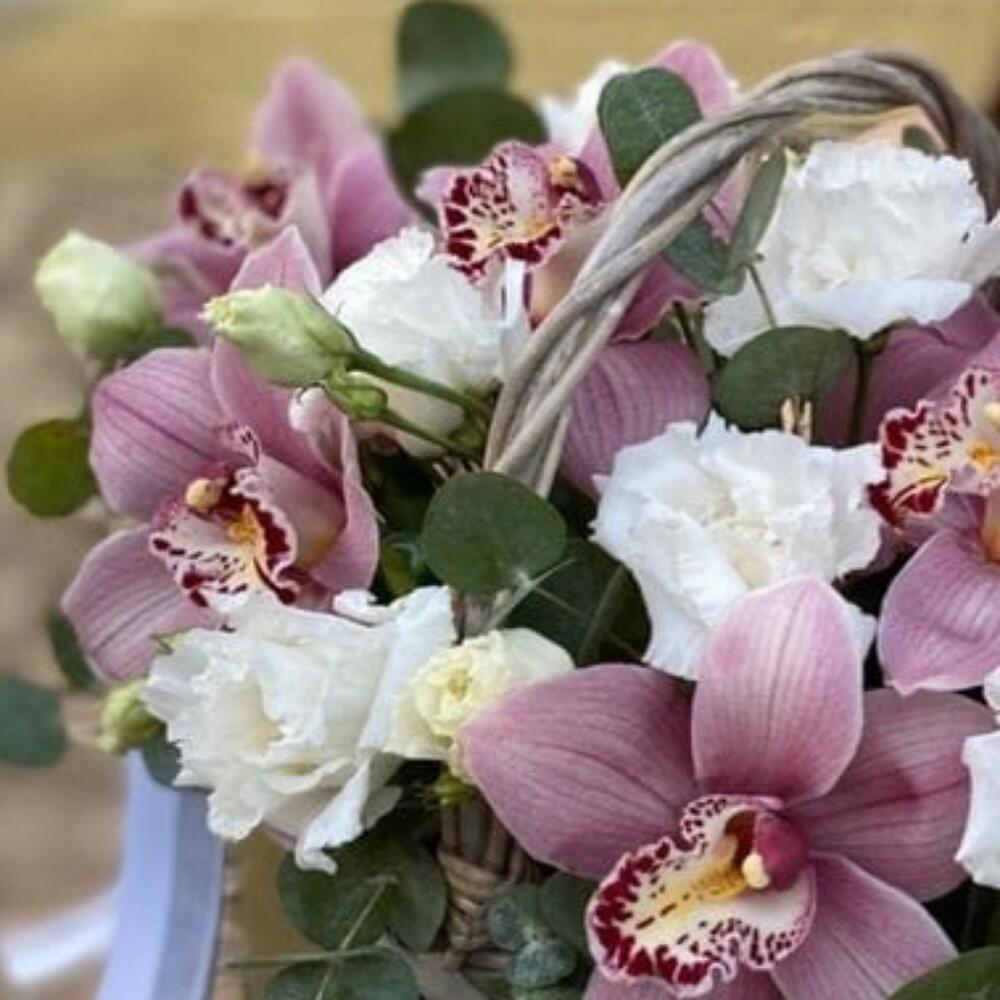 Корзина с лизиантусом и Орхидей 