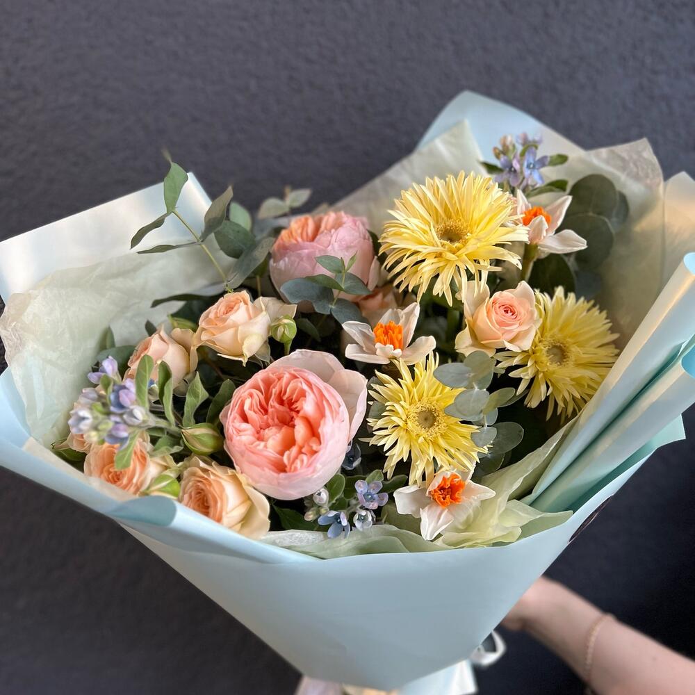 Весенний букет с нарциссами, сортовыми Герберами и пионовидной розой