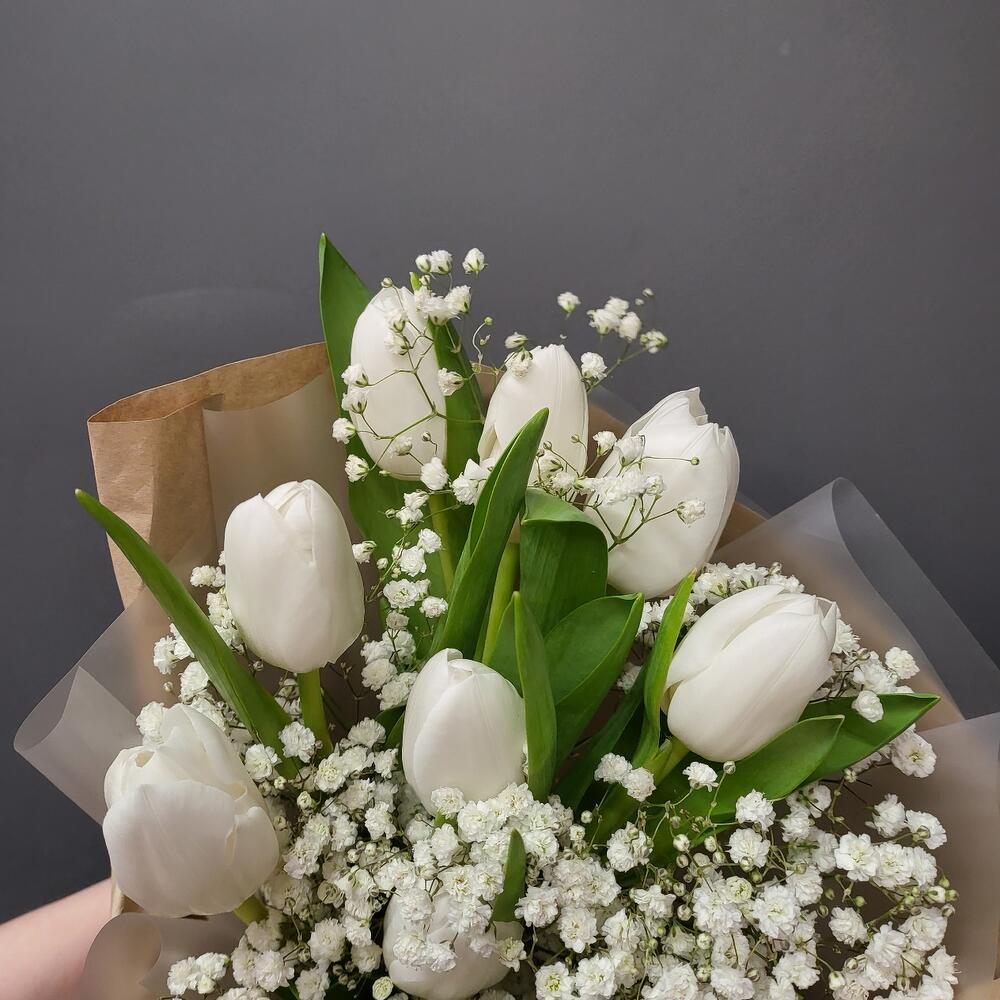 Букет белые тюльпаны и гипсофила 