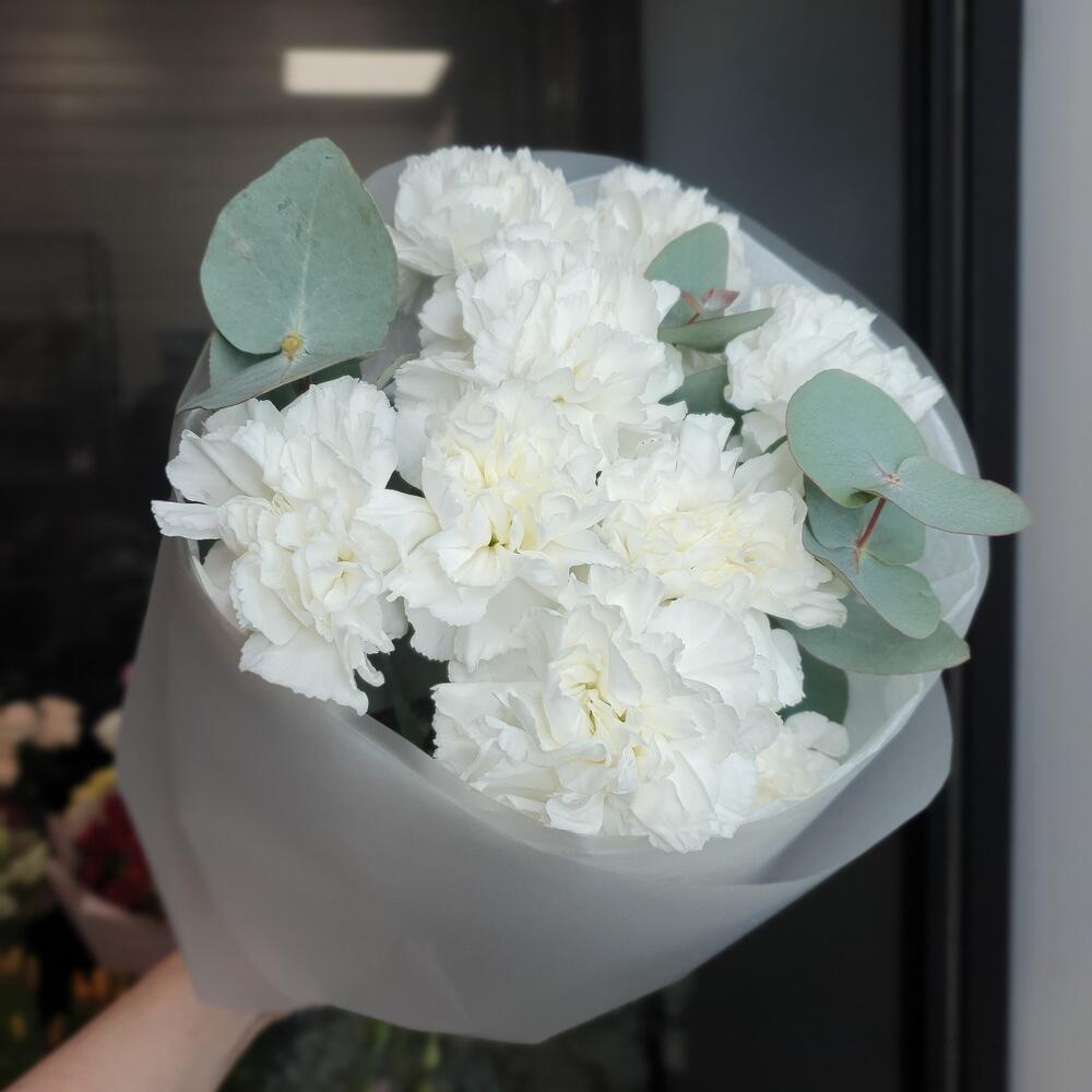 Белоснежные диантусы с эвкалиптом