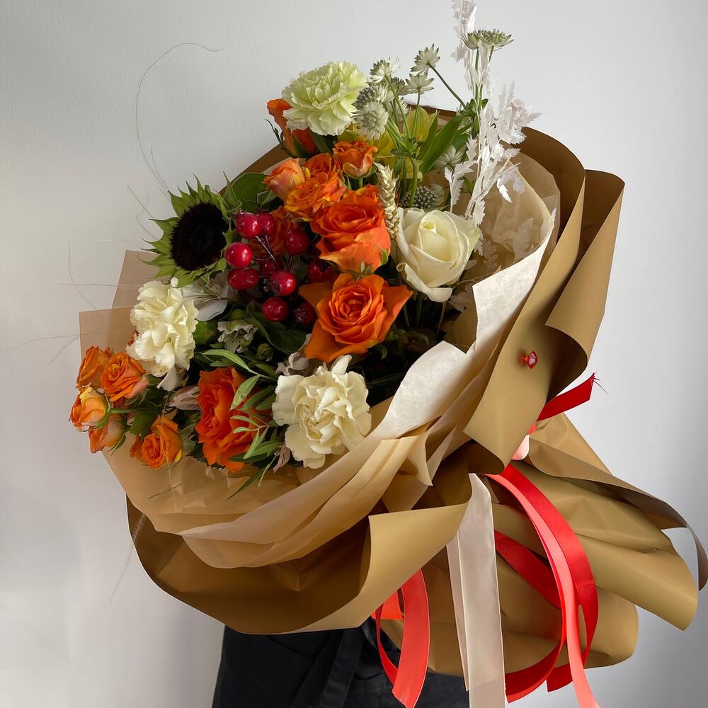 Букет с подсолнухом , розами и астронцией