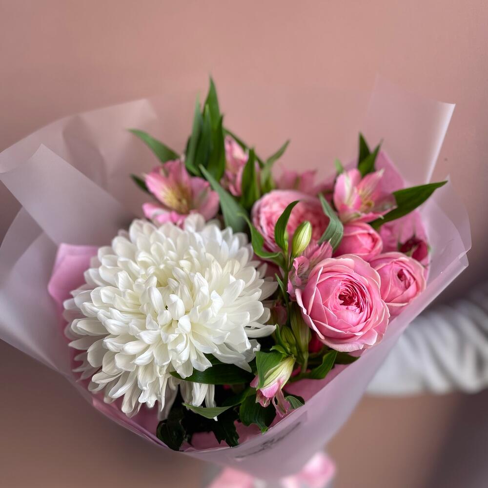 Букет из хризантемы и пионовидной розы «Марсель»(Роза кустовая пионовидная кения, хризантема Антонов, альстромерия)