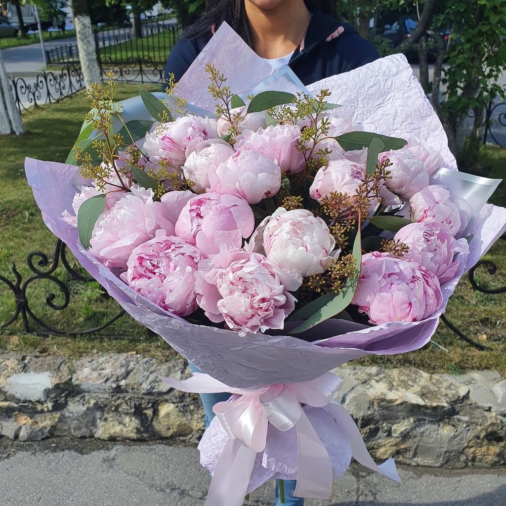 Шикарный букет пионов Сара бернар с эвкалиптом Шикарный букет пионов Сара бернар с эвкалиптом