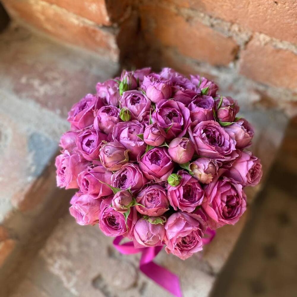 Шляпная коробка с кустовой пионовидной розой "Мистика" Шляпная коробка с кустовой пионовидной розой "Мистика"