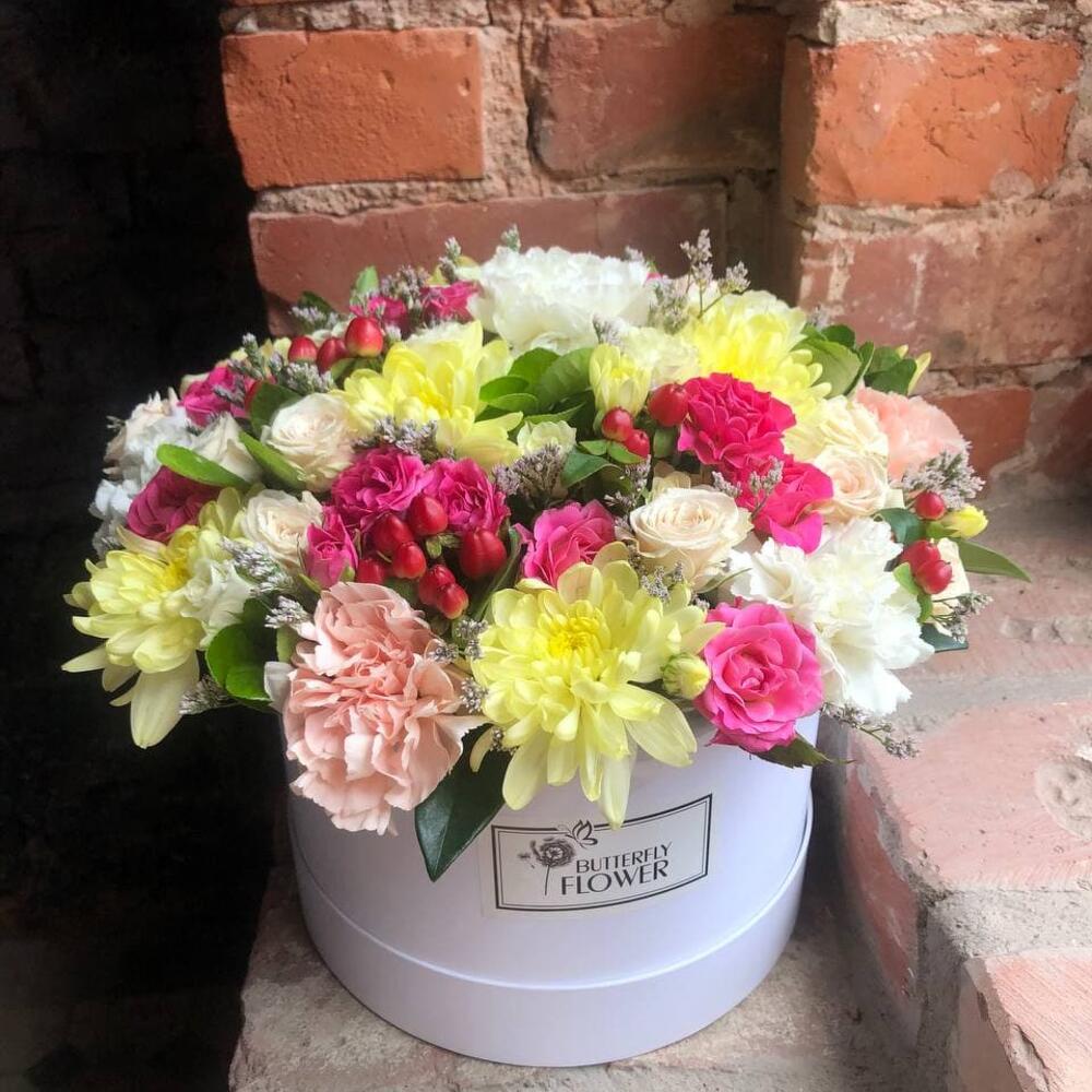 Шляпная коробка с гвоздикой Шляпная коробка с гвоздикой