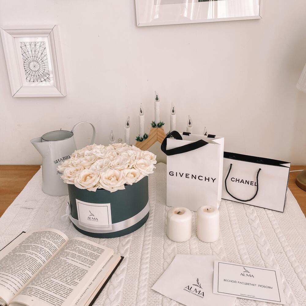 Розы белые в шляпной коробке Розы белые в шляпной коробке