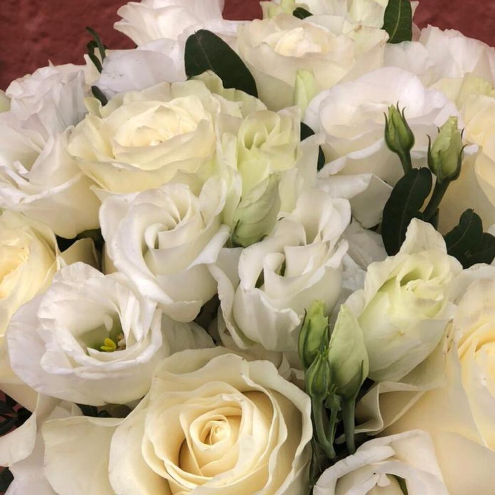 Свадебный букет с розами и лизиантусом + бутоньерка Свадебный букет с розами и лизиантусом + бутоньерка