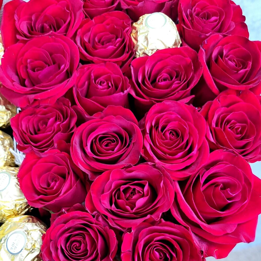 Сердечная аритмия Композиция из роз с конфетами Сердечная аритмия Композиция из роз с конфетами