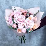 Розовый жемчуг Букет из французких роз и пион видных роз с хлопком