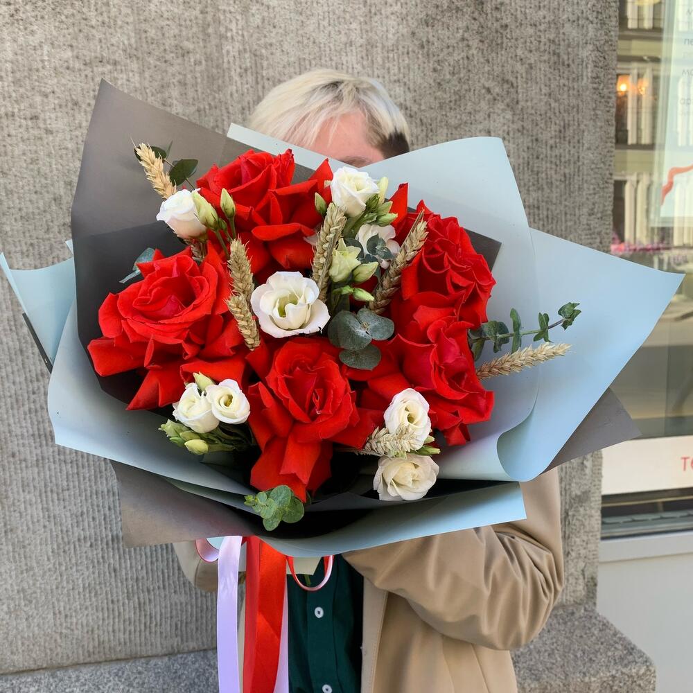 ПРИТЯЖЕНИЕ букет из французских роз, эустомы и пшеницы