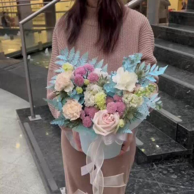 Шляпная коробка с гвоздикой и матиолой Шляпная коробка с гвоздикой и матиолой