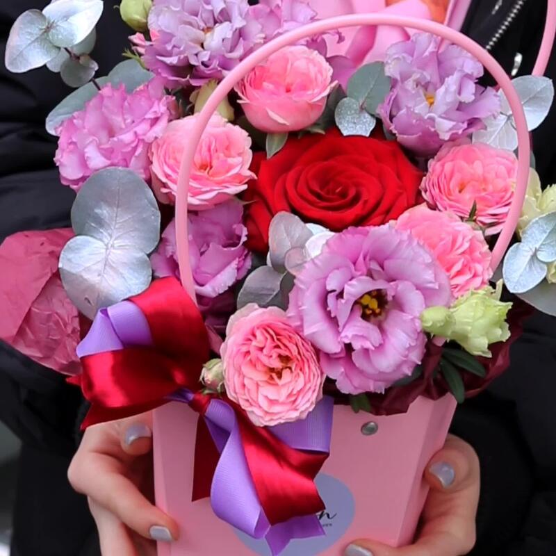 Яркий комплимент: яркие цветы в сумочке (лизиантус, красная роза, пионовидная кустовая роза