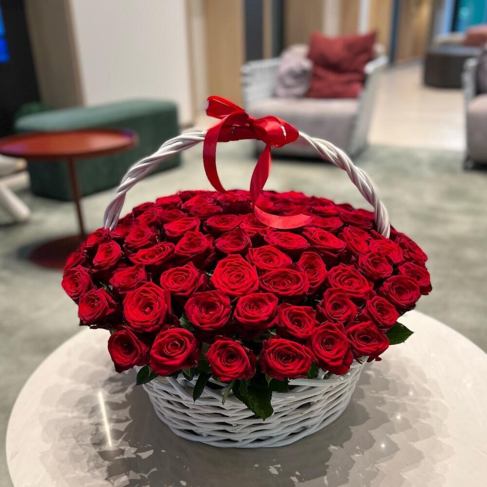 Корзина из 101 алых роз