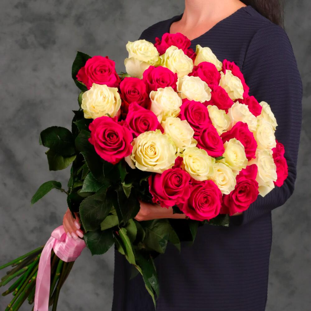 Букет 35 белых и розовых роз