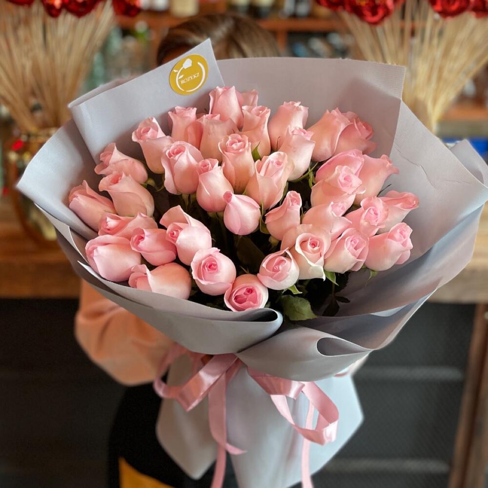 Моно букет из нежно- розовых роз ,35 шт в фирменной упаковке