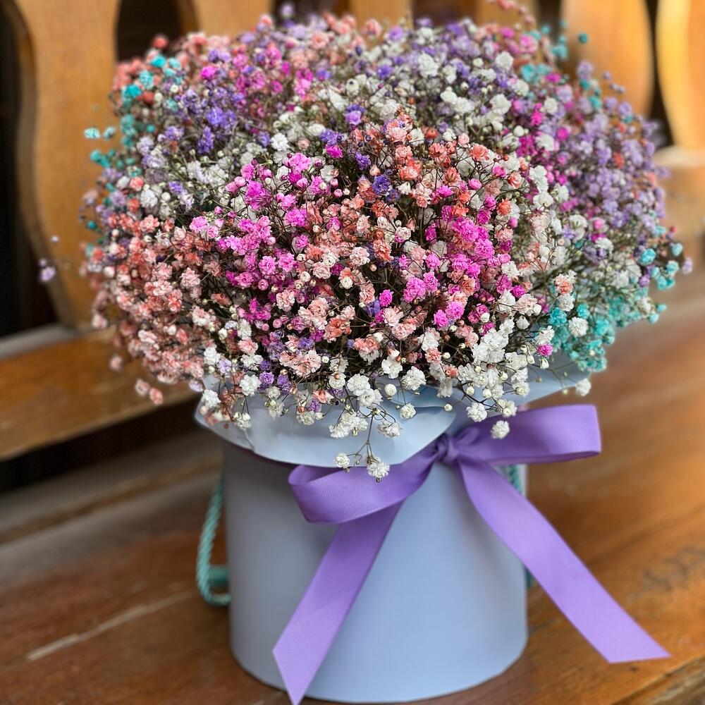 Нежная композиция из радужной гипсофилы