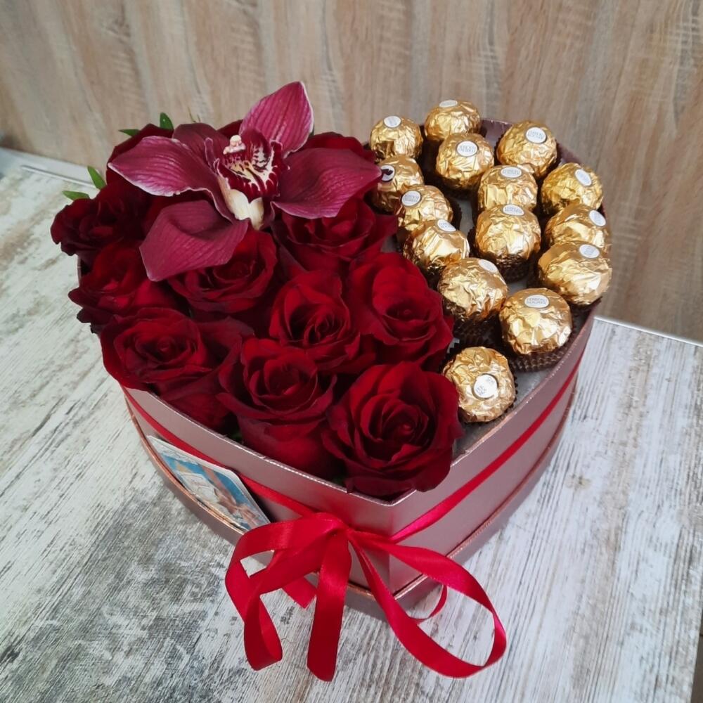 Цветы в коробке с Ферреро Роше