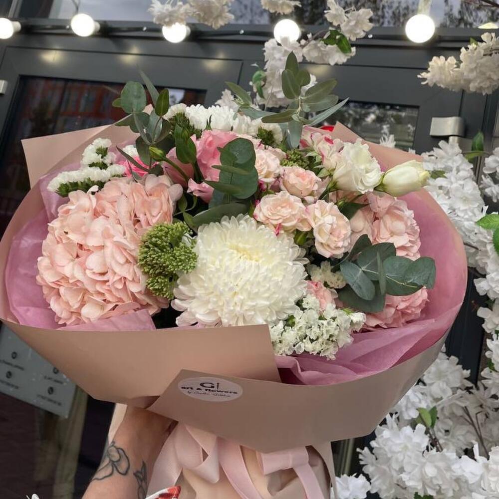 Евро-Букет из Хризантемы ,Гортензии,Лизиантусов ,Кустовой Розы и Статицы+ открытка ручной работы в подарок