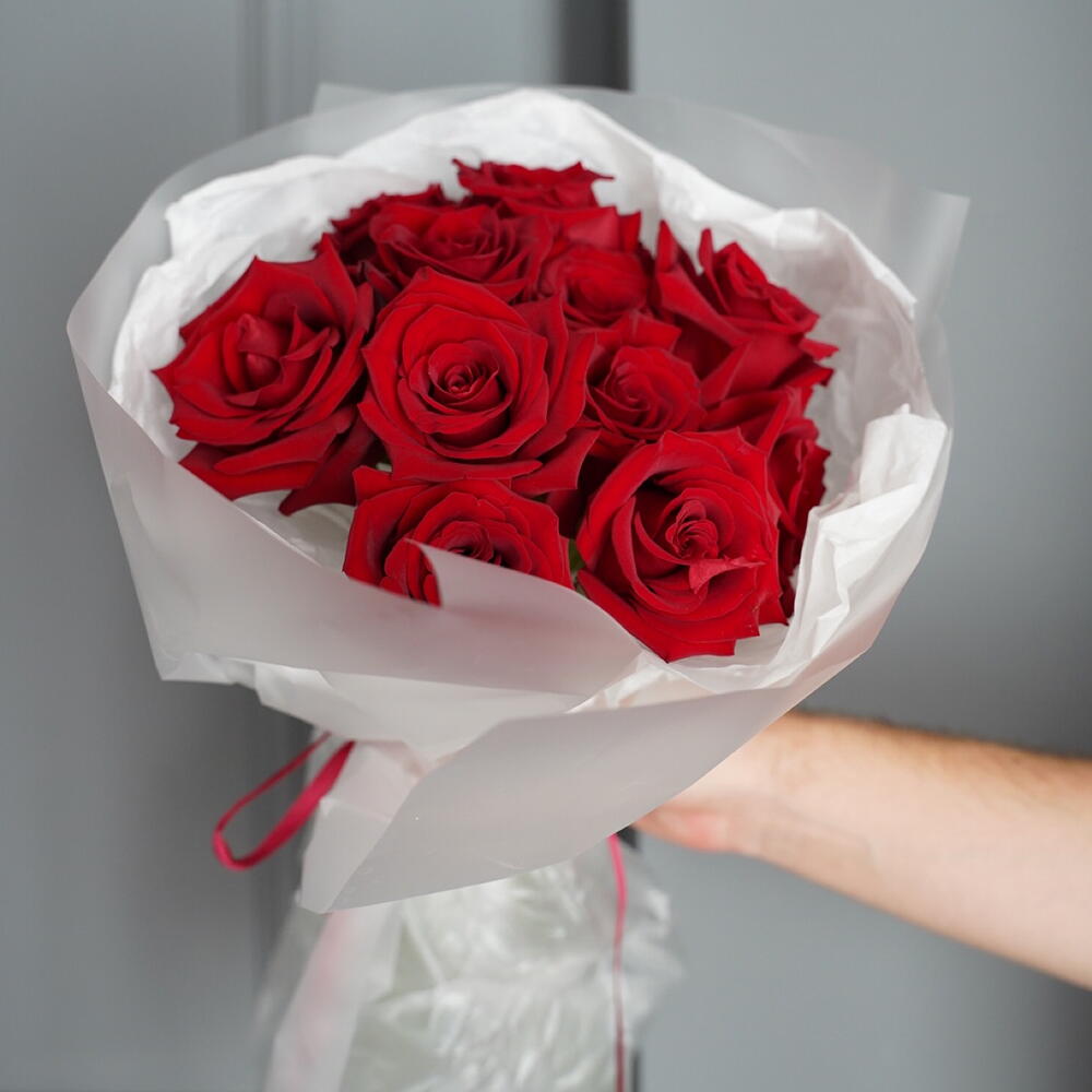 Букет алых роз