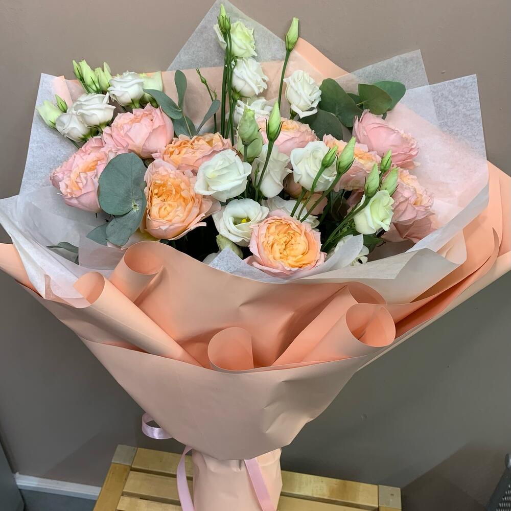 Букет из пионовидных роз и эустомы