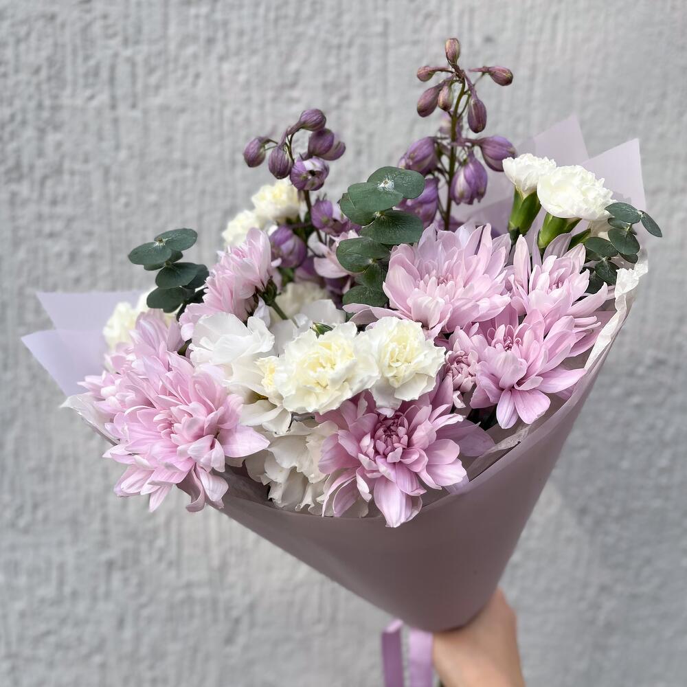 Нежный букет с дельфиниумом