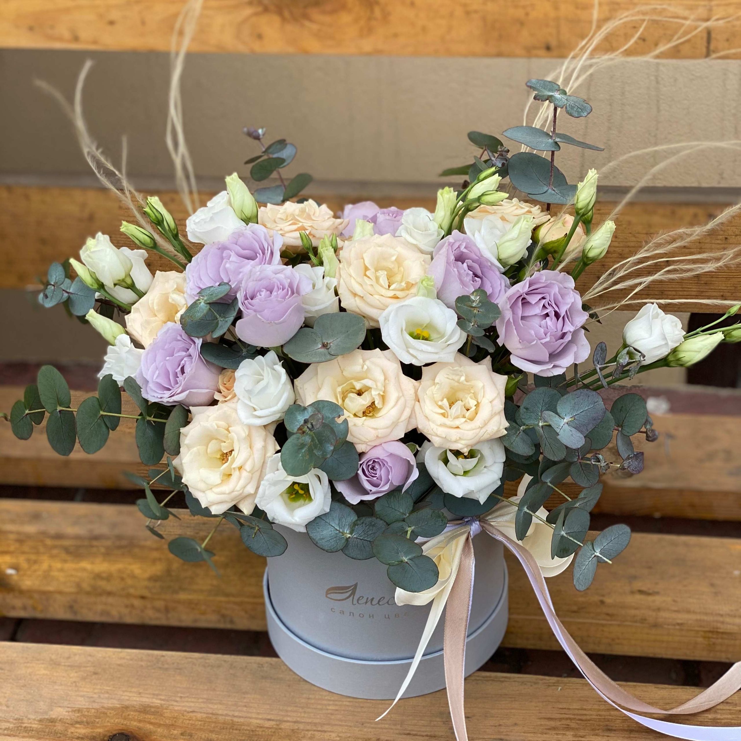 Цилиндр из кустовых роз и эустомы